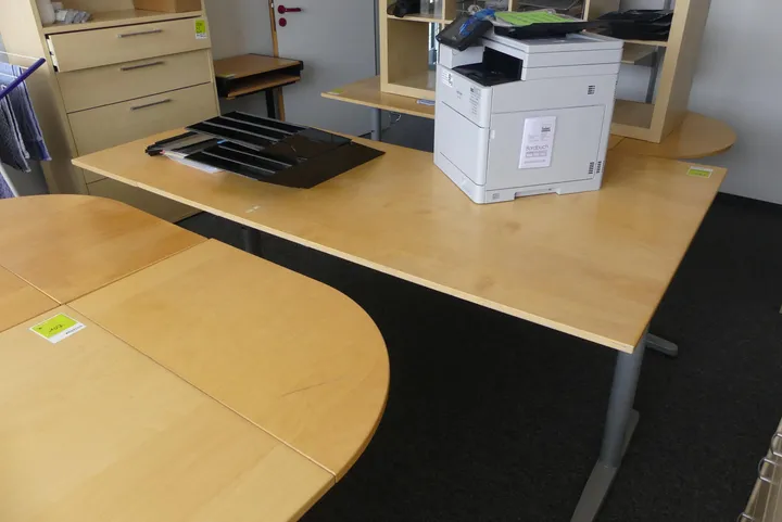 Schreibtisch, ohne Inhalt Maße in cm ca.: 200 x 80/120